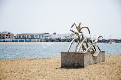 海邊落地?cái)[件鏡面人物和魚(yú)不銹鋼雕塑定制