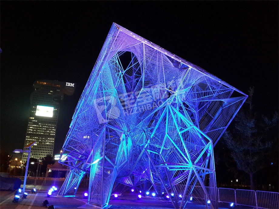 城市廣場落地標(biāo)志性建筑鏤空創(chuàng)意幾何不銹鋼雕塑定制